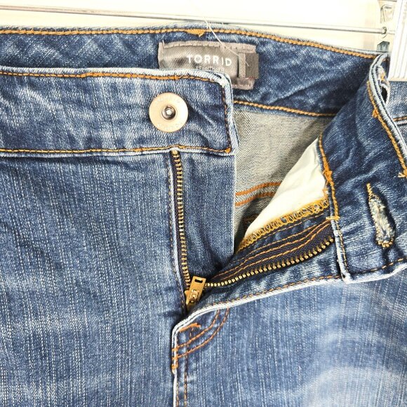NWT Torrid Distressed Raw Hem Bermuda Jean Shorts Women's Plus Size 16 - Picture 5 of 10